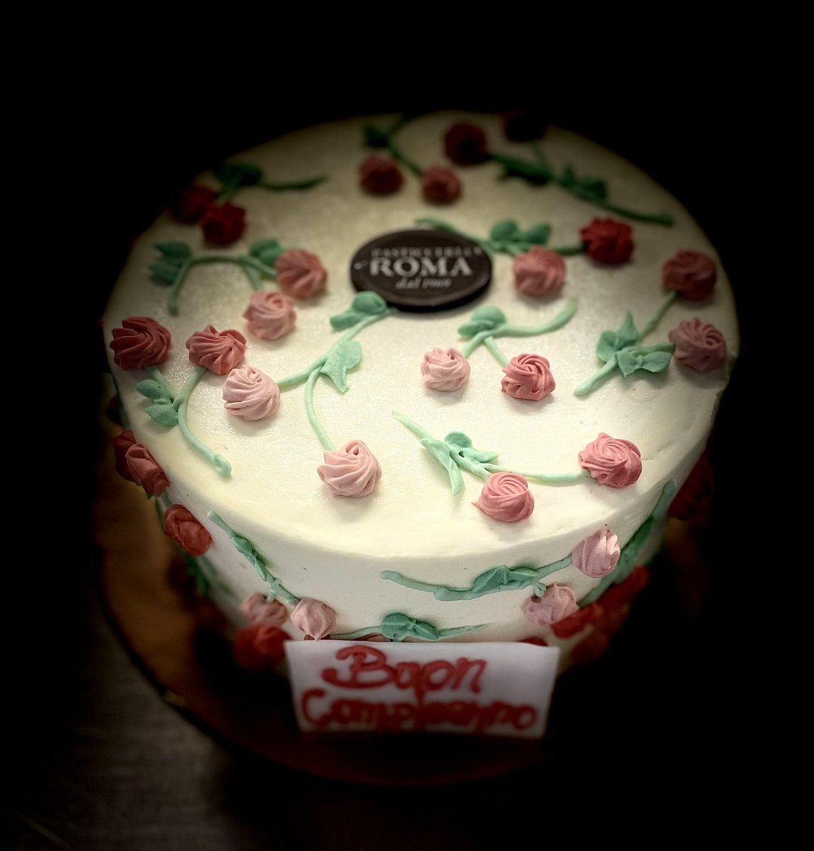 Pasticceriaroma's tweet photo. Non le solite torte #verona #estate2023 #lagodigarda https://t.co/CzrNyc8OrA