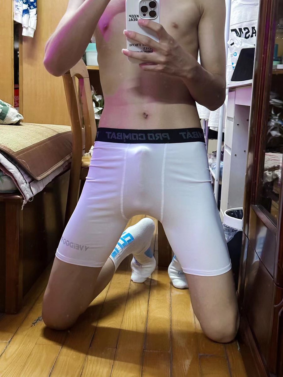 Lyc04129's tweet photo. 硬的快要把高弹撑破了，急需在你的体内释放一下。 https://t.co/qkomyPGTIx