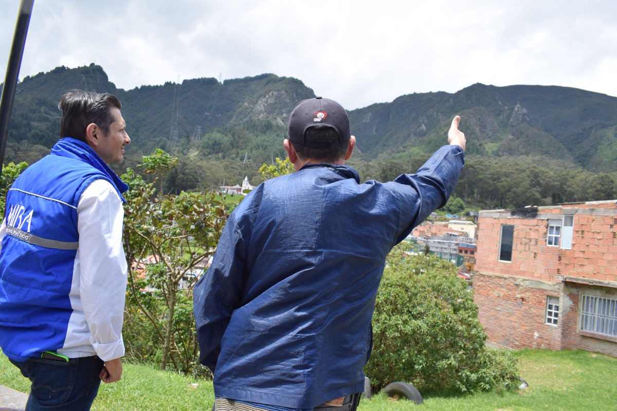 SamirBedoya's tweet photo. Visitamos el barrio los Laches para escuchar inquietudes sobre #TransMiCable. 

Es una obra importante para mejorar la movilidad y la calidad de vida de los habitantes, pero también entendemos que hay que respetar el derecho a la vivienda digna.

¡Buscaremos soluciones conjuntas! https://t.co/sgVaNgLlA6