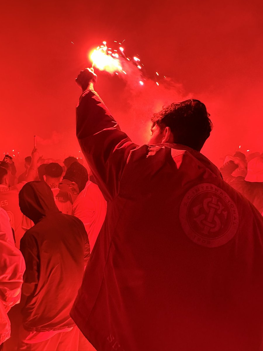 ramoss_jp's tweet image. Isso é Sport Club Internacional! 

Obrigado pai por me fazer colorado, eu não escondo e nem deixo de dizer o quanto amo esse clube! 🤍❤️

#ÉoINTER! 🇦🇹