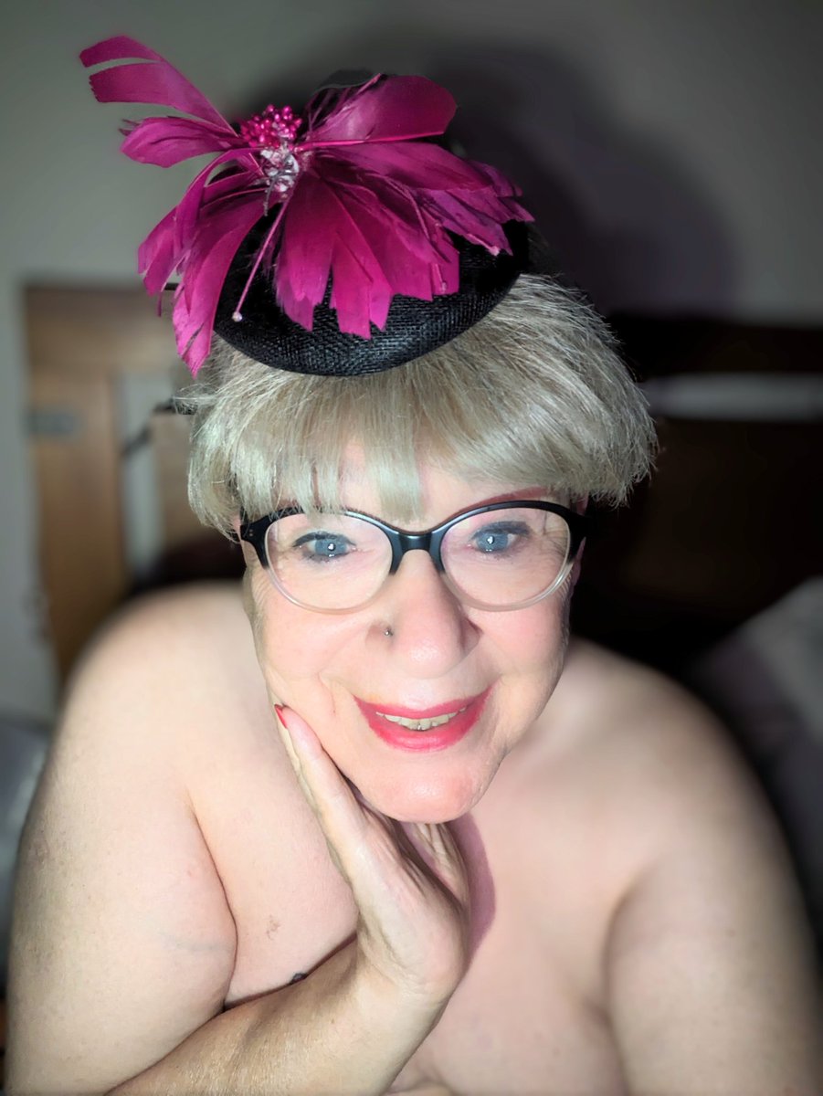 Twosidesofacoin's tweet photo. So you wake up at 5:00am and "I Am What I Am" is bouncing around your head like a pinball.
And you feel the vibe and bloody defiant, determined to stand up proud and shout out loud.
Tell me, what do you think you would do then? 'Cos ..
I am what I am,
#Transgender
#Trans_Woman https://t.co/m04yLkp8IG