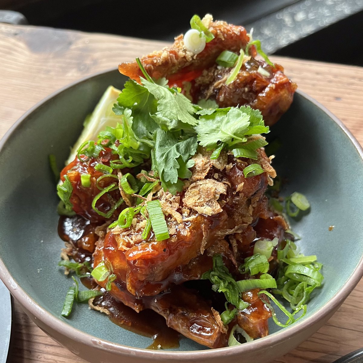 gochujang wings , crispy shallot , coriander @smokestakuk #foodie #foodblogger #food #gochujang #chickenwings #smokeybbq #eastlondon #foodphotography #foodpics #foodtravelchat #sclaterstreet #gochugangwings #smallplates #sharing #foodoflove #londonfood #smokestak #shoreditch