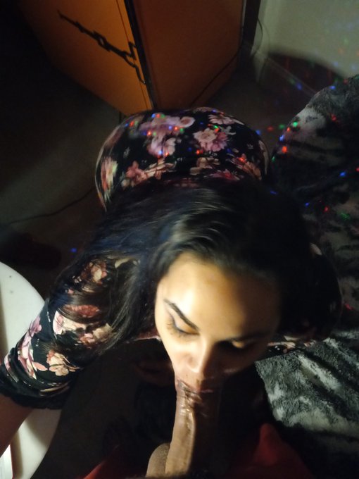 Come watch me live on https://t.co/bgSBfbnzEo https://t.co/IdE89JDWaJ