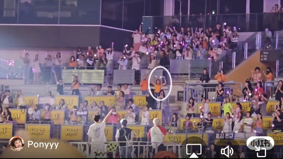 여기 있던 사람입니다‼️
제쪽까진 테이블석은 초대석이었고 바로 밑에층 좌석이 가족석이었습니다. 
제가 가족들 다 봤고, 가족분들이 손흔들고 폰카로 찍는거 보고 명호가 먼저 발견한거 맞습니다. 팬들보고 손 흔들다 가족석 보고 신난거예요 진짜!!
x.com/ayojeonghan/st…