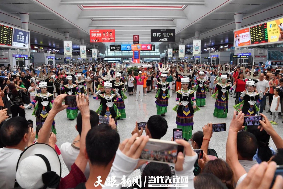 LiveinGuizhou's tweet image. On August 8th, the #Guiyang to #Nanning high-speed railway, specifically the Guiyang to #Libo section, officially commenced operation.👏👏

📷 by Eyesnews

#Guizhou #China #visitguizhou