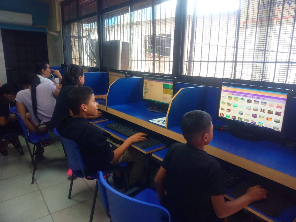 MirandaEnRed's tweet photo. Una manera creativa para despertar el espíritu innovador y creativo de nuestros niños y niñas de la patria 🇻🇪

¡Por ellos un mundo es posible!

#Robotica #Programacion #Scratch  #Familia #Infocentro @Gabrielasjr @larosa https://t.co/iGP1j7Qm4j