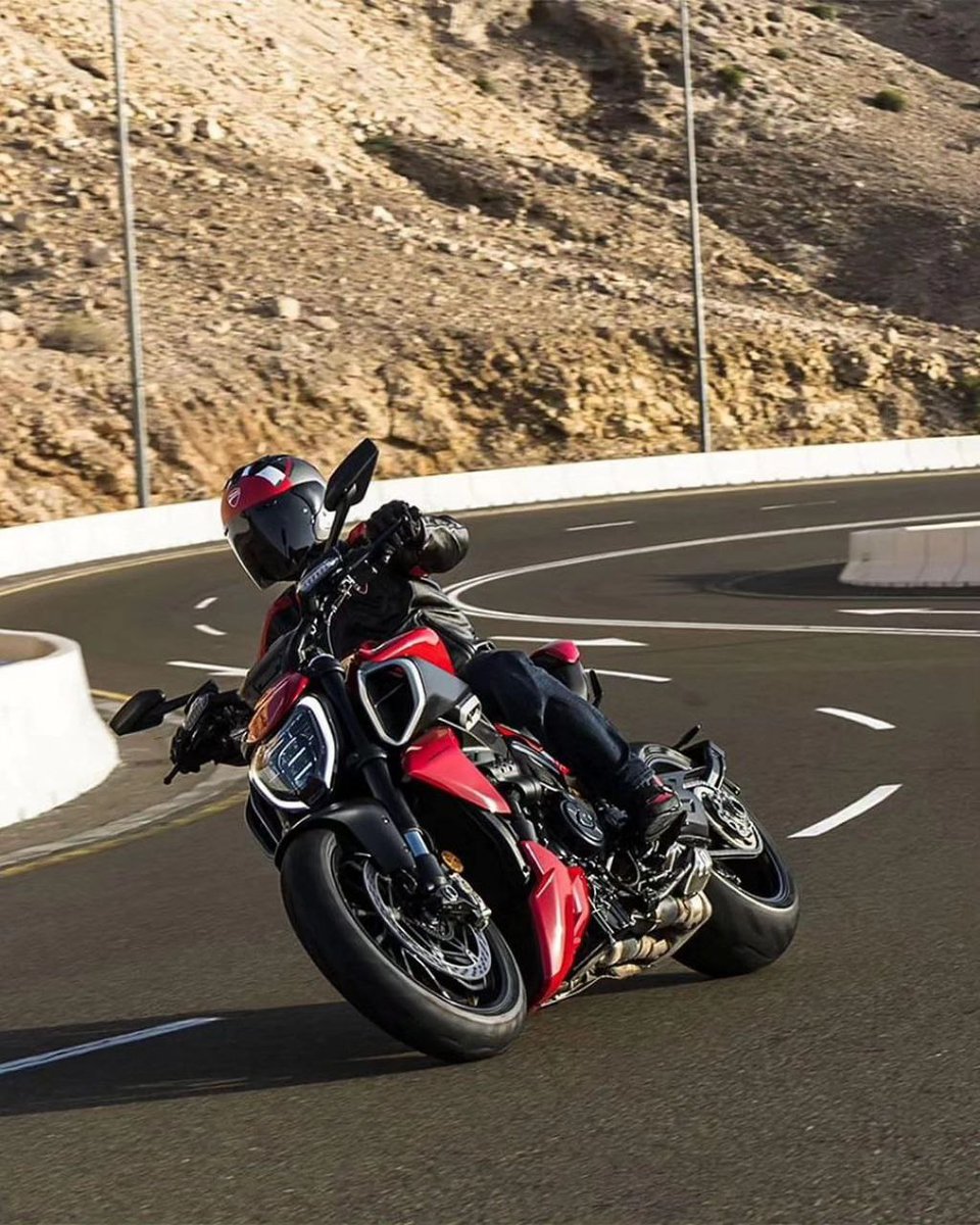 bforbiker's tweet photo. DUCATI Diavel V4 launched in India at a price of Rs 25.91 Lakh.The bike has a 1158cc V4 Granturismo engine that churns out 168bhp power at 10750 RPM and 126Nm torque at 7500 RPM.  It's also equipped with cornering ABS, traction control, wheelie control. #DucatiXRanveer #Ducati https://t.co/yI0FFILgIo