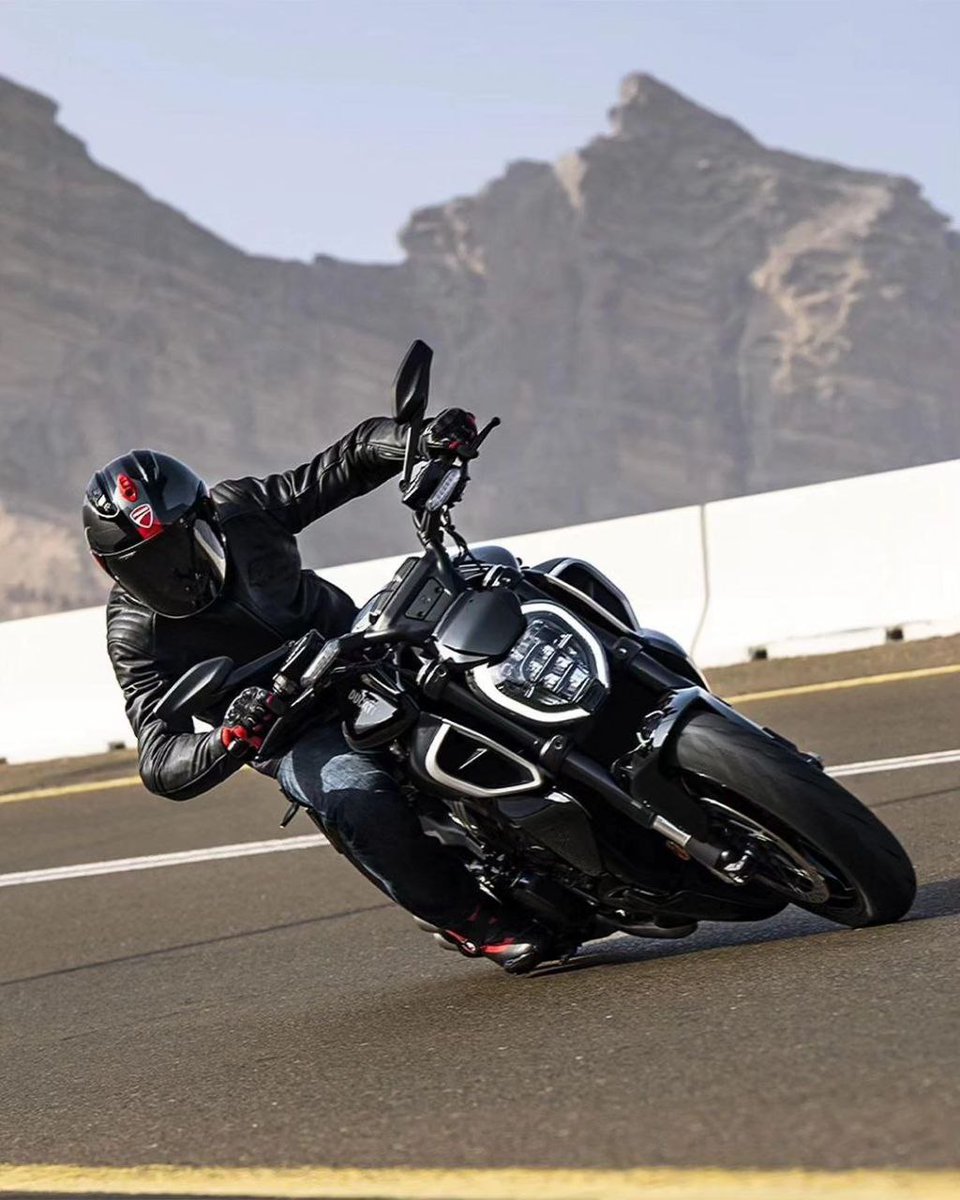 bforbiker's tweet photo. DUCATI Diavel V4 launched in India at a price of Rs 25.91 Lakh.The bike has a 1158cc V4 Granturismo engine that churns out 168bhp power at 10750 RPM and 126Nm torque at 7500 RPM.  It's also equipped with cornering ABS, traction control, wheelie control. #DucatiXRanveer #Ducati https://t.co/yI0FFILgIo