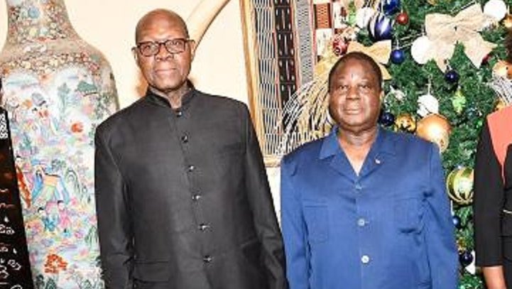 Cotedivoireoff_'s tweet photo. Le Général Gaston Ouassénan Koné (84 ans) est décédé. 

Il est était vice président du PDCI 
Son décès survient une semaine après la mort de Henri Konan Bedié ( il était au domicile de Bedié il y’a quelques jours pour présenter ses condoléances à la famille voir photo 2) 

Sous - lieutenant à 21 ans ( le plus jeune officier de l’armée) Il a été General de brigade à 38 ans et Général de division à l’âge de 40 ans.
En 1962, il crée la garde présidentielle sur instruction de Félix Houphouët-Boigny dont il sera le pilote pour les vols en hélicoptère.
en 1964, quatre ans après l'indépendance, est nommé Commandant supérieur de la gendarmerie nationale.
Ancien Ministre de la sécurité sous Félix Houphouet Boigny et Henri Konan Bedié 

Adieu Général 🕊️💔