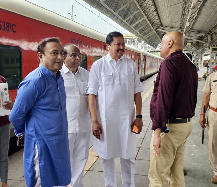 CongressBhari's tweet photo. महाराष्ट्र प्रदेश काँग्रेस कमिटीचे अध्यक्ष नाना पटोले आपल्या नियोजित नाशिक दौऱ्यासाठी मुंबई वरून नाशिक कडे रवाना....

@NANA_PATOLE

#Nashik #दौरा #Congress #NanaPatole https://t.co/wdeJp1bNFs