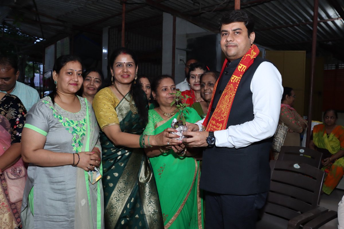 adv_ravivyas's tweet photo. अनिता राय जी द्वारा मिरारोड सिल्वर पार्क सोसायटी स्थित श्री गणपति मंदिर मे अन्नकूट छप्पन भोग महोत्सव एवं तुलसी जी वितरण का कार्यक्रम आयोजित किया गया था । इस कार्यक्रम मे अपने सहयोगी मित्रों के साथ उपस्थित होकर दर्शन का लाभ लिया ।
#AdvRaviVyas #BJPMiraBhayandar #SilverPark #अन्नकूटछप्पनभोगमहोत्सव #तुलसीजीवितरण