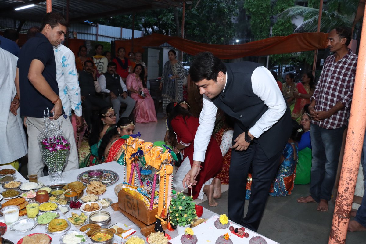 adv_ravivyas's tweet photo. अनिता राय जी द्वारा मिरारोड सिल्वर पार्क सोसायटी स्थित श्री गणपति मंदिर मे अन्नकूट छप्पन भोग महोत्सव एवं तुलसी जी वितरण का कार्यक्रम आयोजित किया गया था । इस कार्यक्रम मे अपने सहयोगी मित्रों के साथ उपस्थित होकर दर्शन का लाभ लिया ।
#AdvRaviVyas #BJPMiraBhayandar #SilverPark #अन्नकूटछप्पनभोगमहोत्सव #तुलसीजीवितरण
