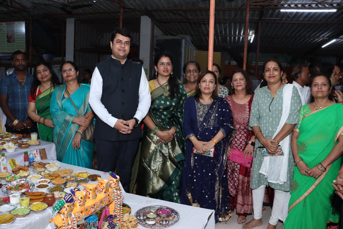adv_ravivyas's tweet photo. अनिता राय जी द्वारा मिरारोड सिल्वर पार्क सोसायटी स्थित श्री गणपति मंदिर मे अन्नकूट छप्पन भोग महोत्सव एवं तुलसी जी वितरण का कार्यक्रम आयोजित किया गया था । इस कार्यक्रम मे अपने सहयोगी मित्रों के साथ उपस्थित होकर दर्शन का लाभ लिया ।
#AdvRaviVyas #BJPMiraBhayandar #SilverPark #अन्नकूटछप्पनभोगमहोत्सव #तुलसीजीवितरण