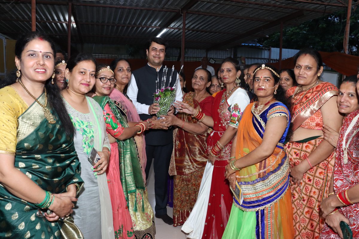 adv_ravivyas's tweet photo. अनिता राय जी द्वारा मिरारोड सिल्वर पार्क सोसायटी स्थित श्री गणपति मंदिर मे अन्नकूट छप्पन भोग महोत्सव एवं तुलसी जी वितरण का कार्यक्रम आयोजित किया गया था । इस कार्यक्रम मे अपने सहयोगी मित्रों के साथ उपस्थित होकर दर्शन का लाभ लिया ।
#AdvRaviVyas #BJPMiraBhayandar #SilverPark #अन्नकूटछप्पनभोगमहोत्सव #तुलसीजीवितरण