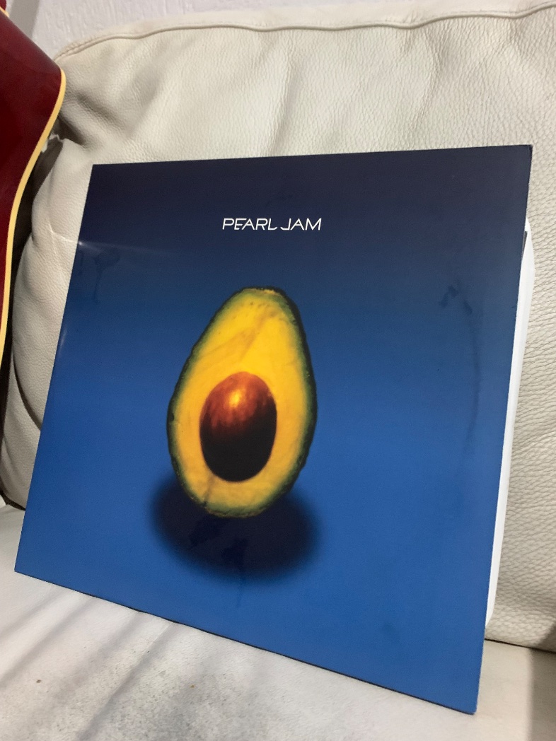 protoanima's tweet photo. #ElOraculoDelGranch

Ese vinilo estuvo cerrado por varios años hasta que dije «Qué diablos, estas cosas son para escucharse » https://t.co/Kxg6dkdnaj