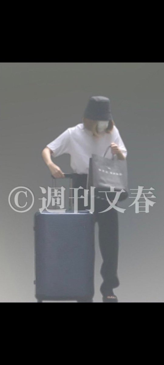 Naniwa768593561's tweet photo. 神奈川初日に熱愛はきついて
ちゃんとジャニーズ熱愛恒例の黒バケハ被っちゃってるし
お願いだから��バケハやめてせめて他の色のバケハにして https://t.co/ebOy8ke3do