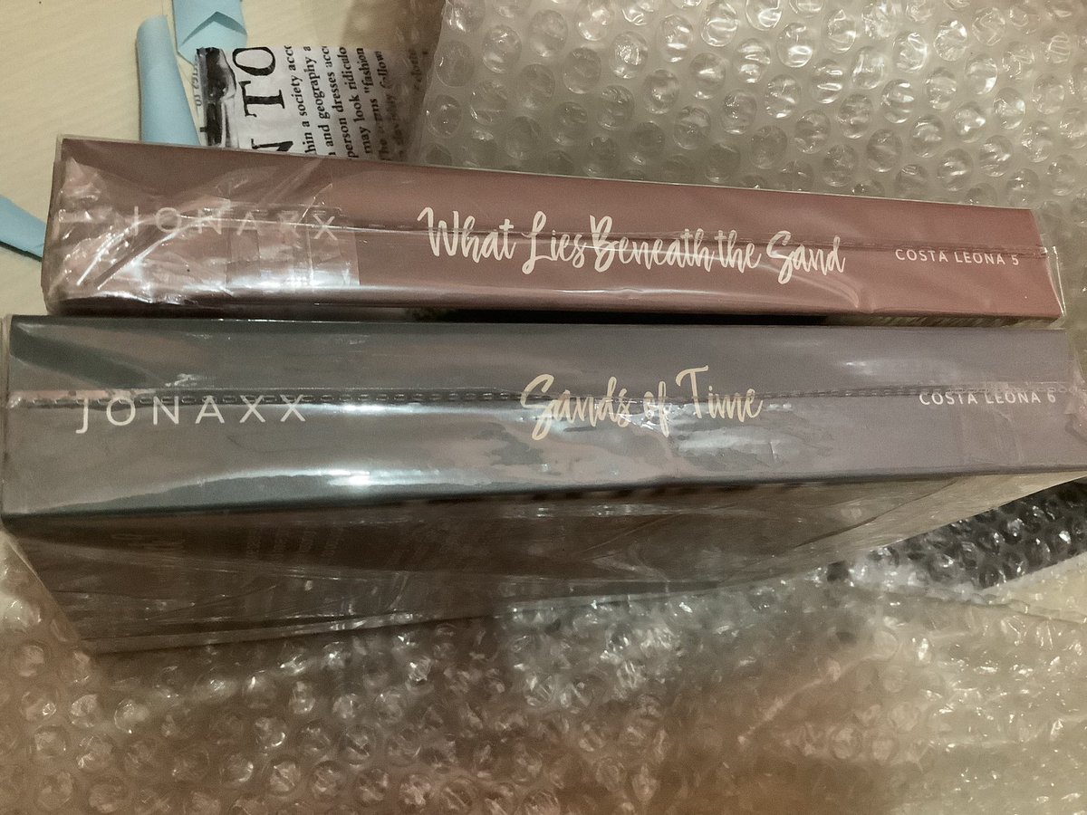 wendynutss's tweet photo. WTS CLS 5-6 
Costa Leona Series 5&amp;6
🏷₱2899
with bookmarks only https://t.co/WhchDXNVHx