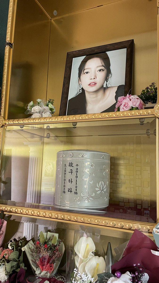 miong_kamilia's tweet photo. やっとやっと会いに行きました❤️みんなの気持ちがたくさん詰まったお部屋で寂しいながらに幸せになれました。シャ��ルバスが来ないし、タクシーぼったくられたけど、行けて本当に幸せ。また会いに行く絶対に🦋こんな幸せの詰まったお墓は初めてだった☺️見守ってて欲しいな
#koohara #kara https://t.co/TUTgmNNCRa