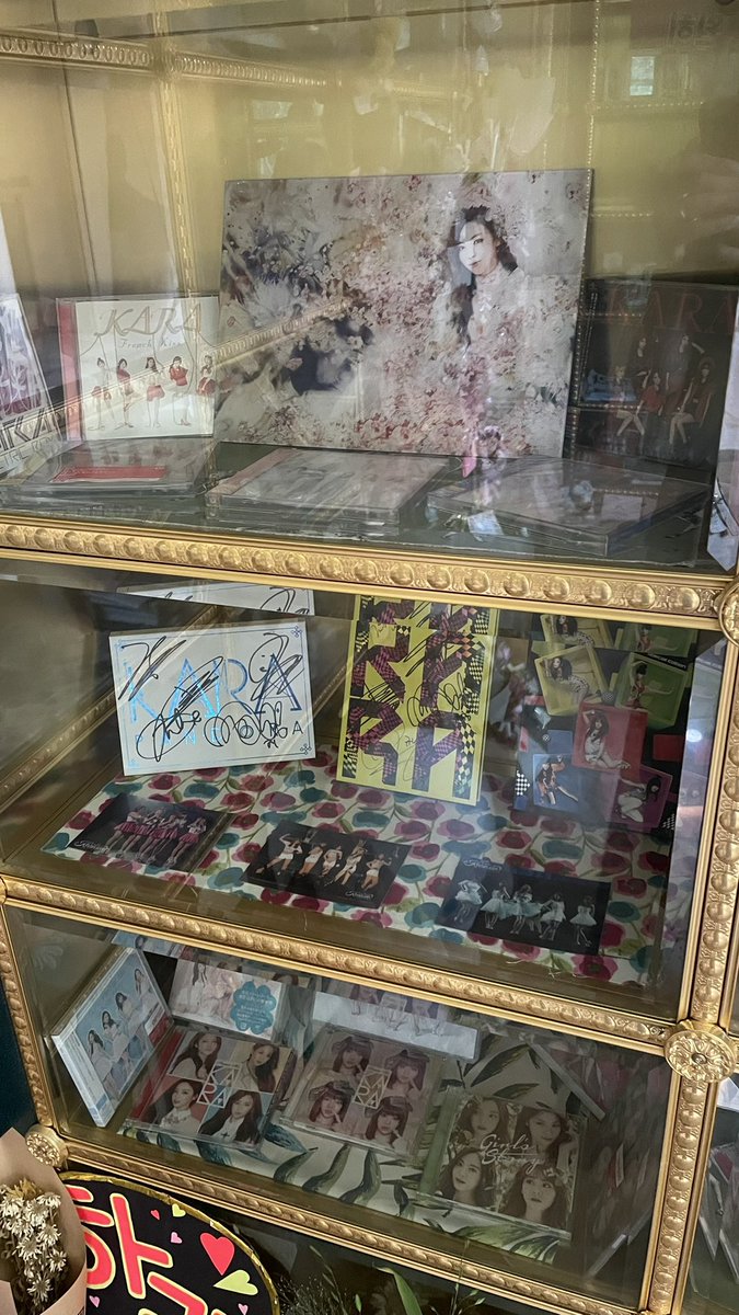 miong_kamilia's tweet photo. やっとやっと会いに行きました❤️みんなの気持ちがたくさん詰まったお部屋で寂しいながらに幸せになれました。シャ��ルバスが来ないし、タクシーぼったくられたけど、行けて本当に幸せ。また会いに行く絶対に🦋こんな幸せの詰まったお墓は初めてだった☺️見守ってて欲しいな
#koohara #kara https://t.co/TUTgmNNCRa