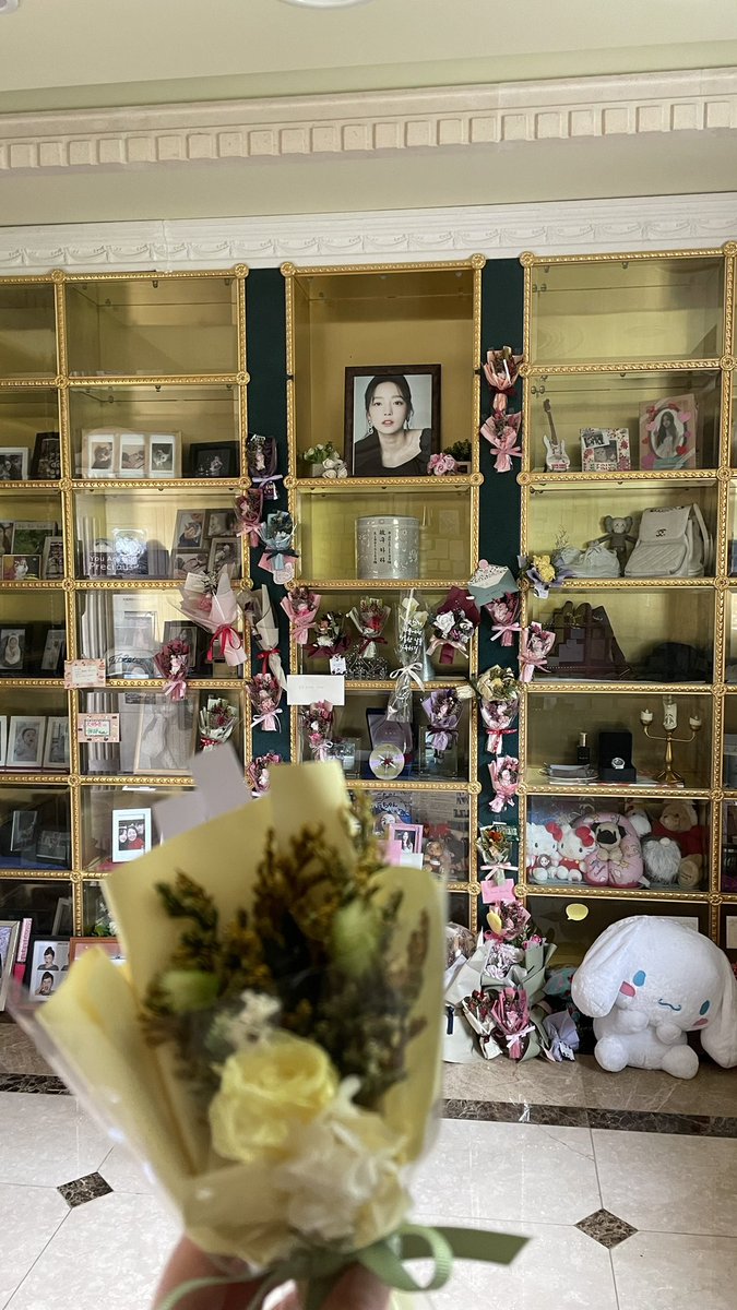 miong_kamilia's tweet photo. やっとやっと会いに行きました❤️みんなの気持ちがたくさん詰まったお部屋で寂しいながらに幸せになれました。シャ��ルバスが来ないし、タクシーぼったくられたけど、行けて本当に幸せ。また会いに行く絶対に🦋こんな幸せの詰まったお墓は初めてだった☺️見守ってて欲しいな
#koohara #kara https://t.co/TUTgmNNCRa
