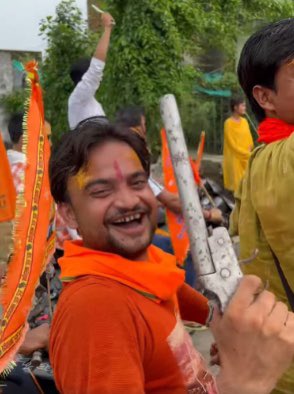 Sanjaykaswan54's tweet photo. यह लड़का गाँव में छोटी सी परचून की दुकान चलाता था। नेताओं ने अपने बेटे बेटियों को विदेश उच्च शिक्षा के लिए भेजकर आह्वान किया कि हिंदुत्व खतरे में है। इसे लगा अब सारा बोझ मुझे ही संभालना है। भाई अपनी दुकान के ताला लगाकर, हथियार लेकर सड़क पर उतर गया हिंदुत्व बचाने। https://t.co/bIEPimtpPh