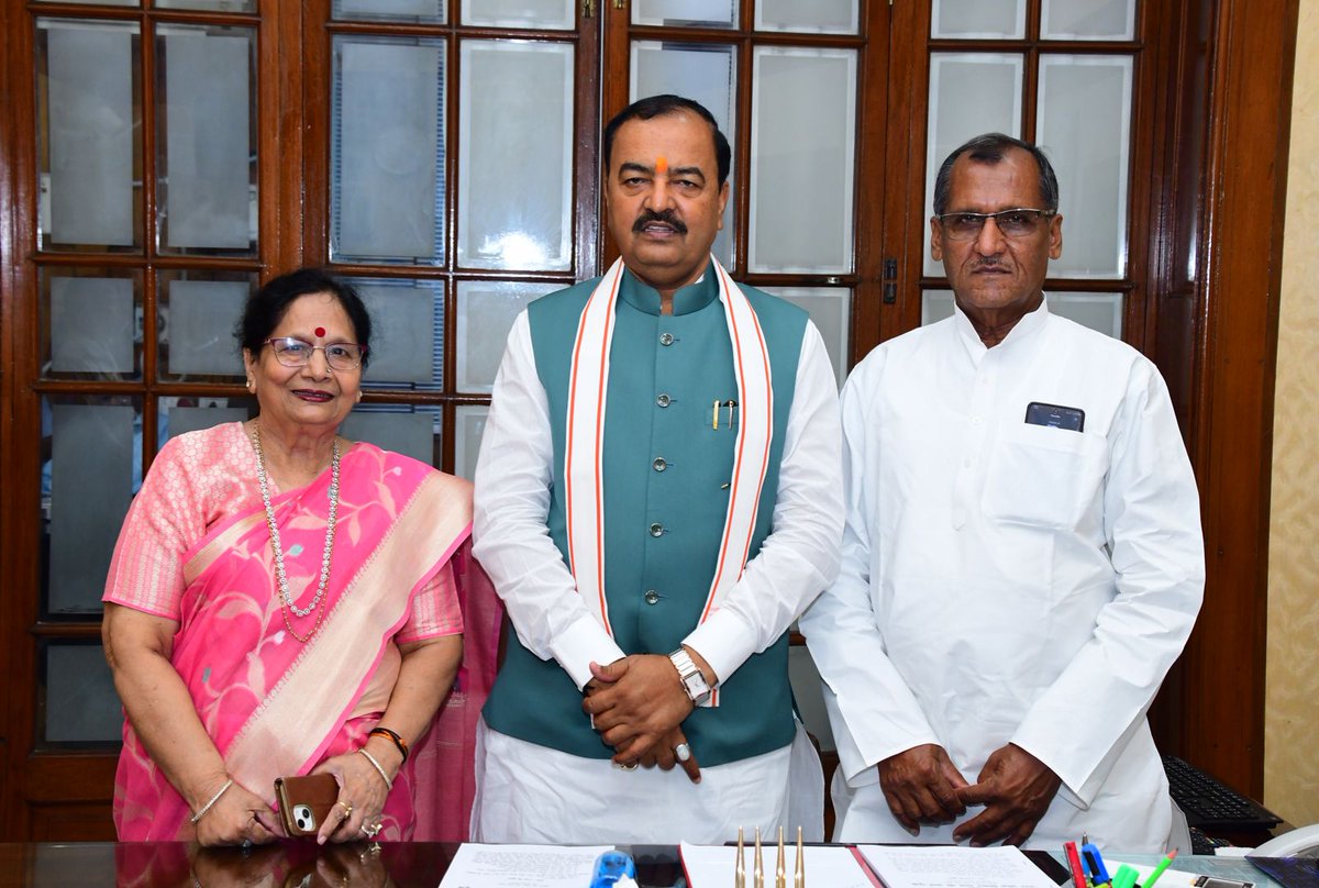 आज विधान भवन कार्यालय में विधान परिषद सदस्य मा0 विधायक डॉ0 सरोजिनी अग्रवाल जी एवं लोकप्रिय नेता श्री जयवीर सिंह से शिष्टाचार भेंट कर कुशल क्षेम लिया।