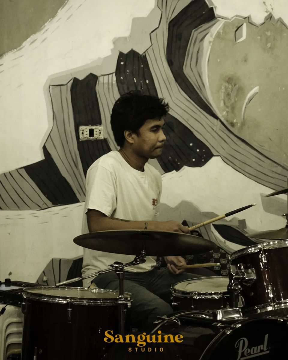 Outworking my self doubt by stacking proof of work.
Minsan gagawin mo lang talaga sya ng gagawin hanggang maging confident ka.

Grateful for <a href="/sanguinestudio_/">Sanguine Studio</a> and the team behind it for having me.
Salamat din ng marami sa mga kabanda ko.

Hanggang sa susunod na gigs :)