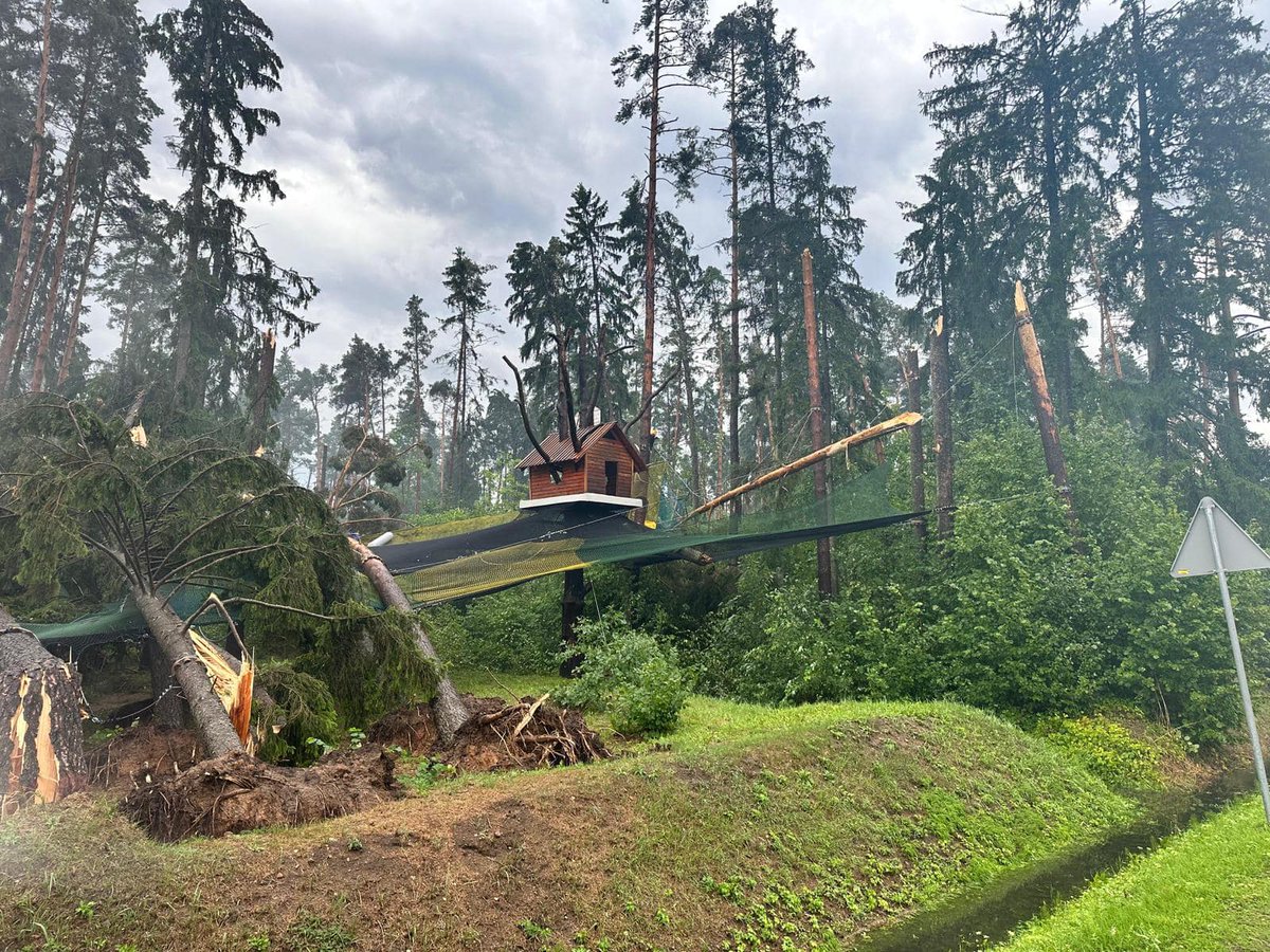 breakinglv's tweet photo. 🇱🇻 Vētras postījumi Tērvetē.
📸 Tērvetes tīklu parks
#Tērvete #Dobele #Latvija https://t.co/enTeIE2ibp