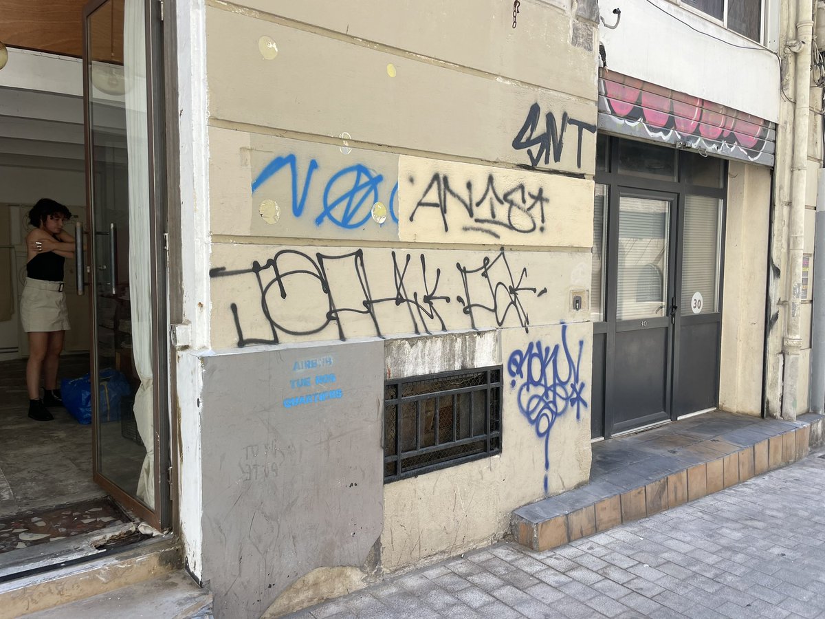 Jesberger's tweet photo. 🗑️ Odeurs d’urine, matelas au sol, malheureux SDF, tags sur les murs, affichage sauvage, plantes vertes des commerçants vandalisées… à l’angle Mazagran / Sénac, @SophieCamard, la situation se dégrade dans le 13001 de #Marseille @DavidLaMars. https://t.co/8Hivv7PQyH