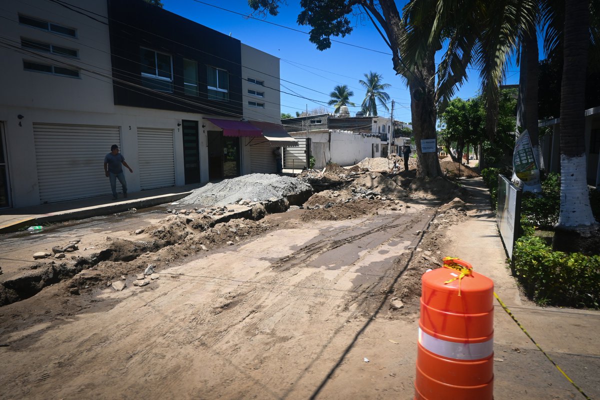 GriseldaMtzMtz's tweet photo. En la calle Adolfo López Mateos, de nuestra delegación de Salagua hicimos #ArranqueDeObra con #CAPDAM para otra modernización de la red de drenajes y red de agua potable. Desde el Boulevard hasta la calle Pedro Flores de la zona centro de Salagua, Manzanillo. https://t.co/jKOh9E3LVs
