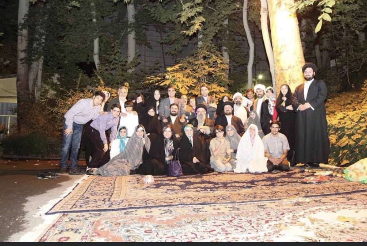 Emen43054466's tweet photo. این خانواده از کجا پول آوردند ساکن باغ چندصد میلیاردی در شمیرانات باشند.  باغ مال کی بوده؟ https://t.co/jPE41Hjjtf
