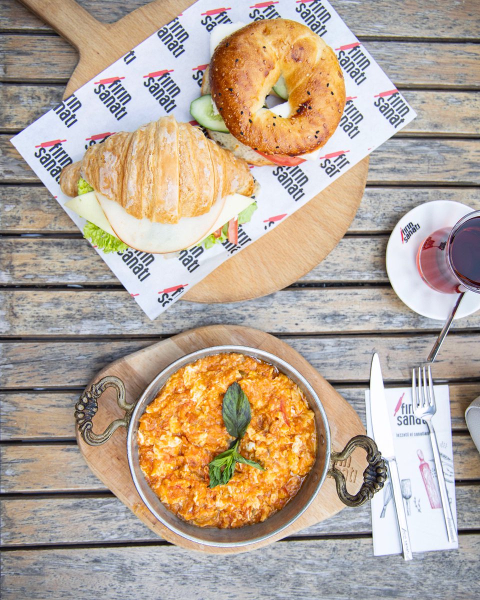 Soğanlı ya da soğansız, sabah kahvaltılarında en çok tercih ettiklerinizden biri o 🧡menemen ile başlıyoruz güne 😋 günaydın ☀️ 
 #allianztower #kahvaltı #kahvaltıyanereyegidelim #breakfast #breakfastideas #menemen #egg #eggbreakfast #açma #kruvasan #çarşamba #günaydın