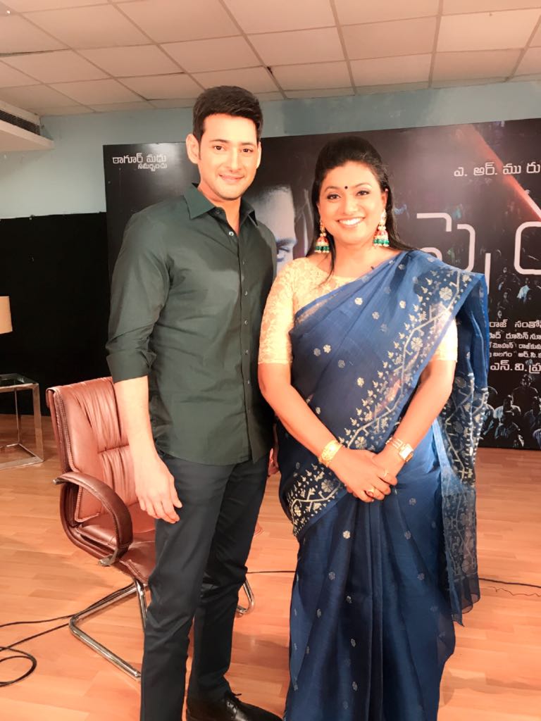 RojaSelvamaniRK's tweet photo. ఎందరో చిన్నారుల చిన్ని గుండె వెనుకదాగున్న దుఃఖాన్ని చూసి వారందరికీ నేనున్నానని ఊపిరి పోసి నేడు ఆచిన్నారుల గుండెచప్పుడు అందించిన ఆశీస్సులు అందుకుంటున్న @urstrulyMahesh గారు మీకు పుట్టినరోజు శుభాకాంక్షలు తెలుపుతున్నాను..💐

#HappyBirthday #MaheshBabu #MaheshBabuBday #mbforsavinghearts