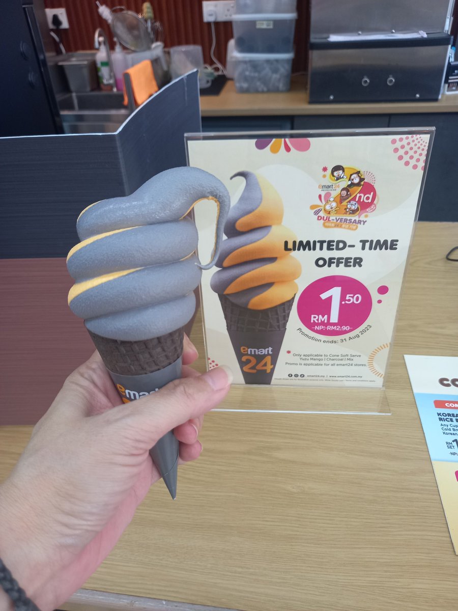 bevng1971's tweet image. At #emart , a soft serve promo charcoal coconut &amp;amp; yuzu mango flavor #icecream for only RM1.50. D ice cream was ok. Not my cuppa tea. First try &amp;amp; last try. #foodie #dessert #foodblogger