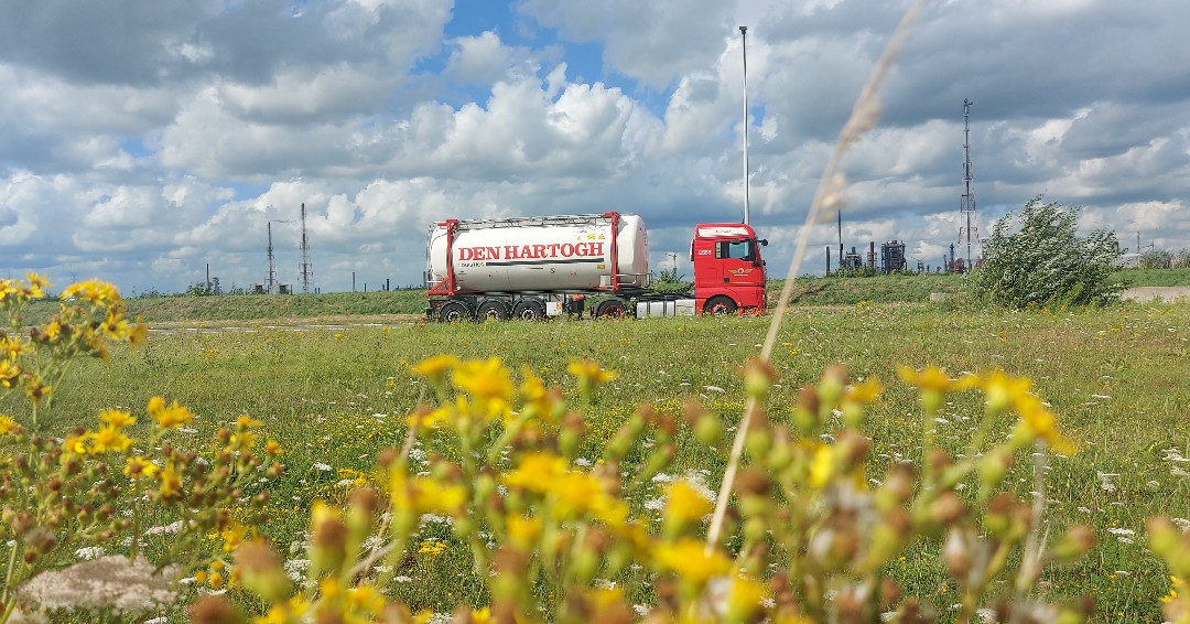 Den_Hartogh_'s tweet photo. We have set an ambitious target to reduce our CO2 intensity per ton-kilometre by 25% by the year 2025 compared to base year 2019. Confident to reach our goals and outperform competitors in terms of #sustainability! #denhartogh #logistic #transport #container #tankcontainer https://t.co/5r3e43l2u3