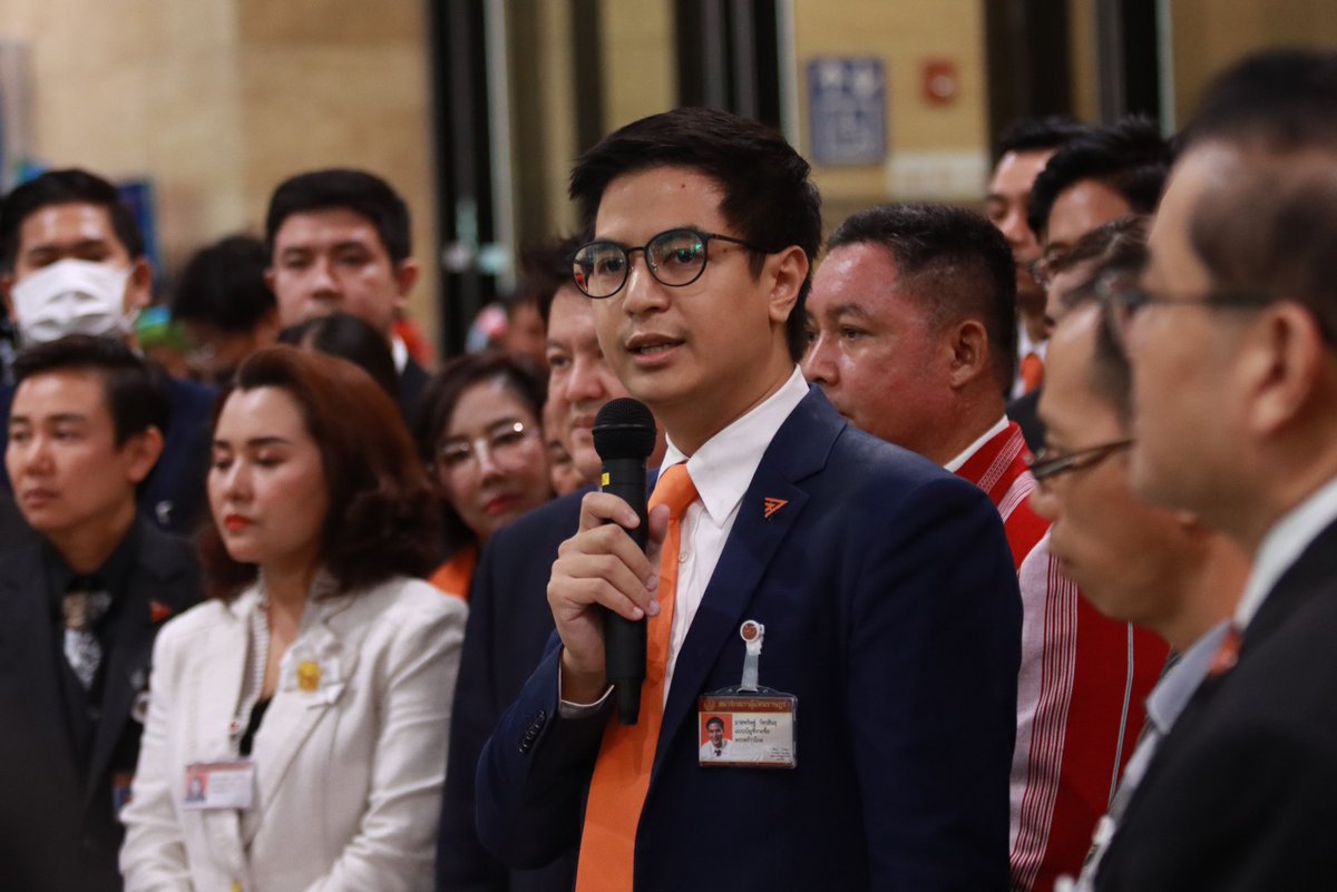 sirotek's tweet photo. ก้าวไกลทำงานไม่เกรงใจพรรคอื่น ยื่นกฎหมายเปลี่ยนประเทศเข้าสภาอีก 3 ชุดตามที่หาเสียง ทำจริงปลดล็อกท้องถิ่น-ป้องกันทุจริต-โอบรับหลากหลาย เตือนตู่อย่าขวางยกเลิกเกณฑ์ทหาร #Sirotetalk https://t.co/Y8Fmk4Omg3