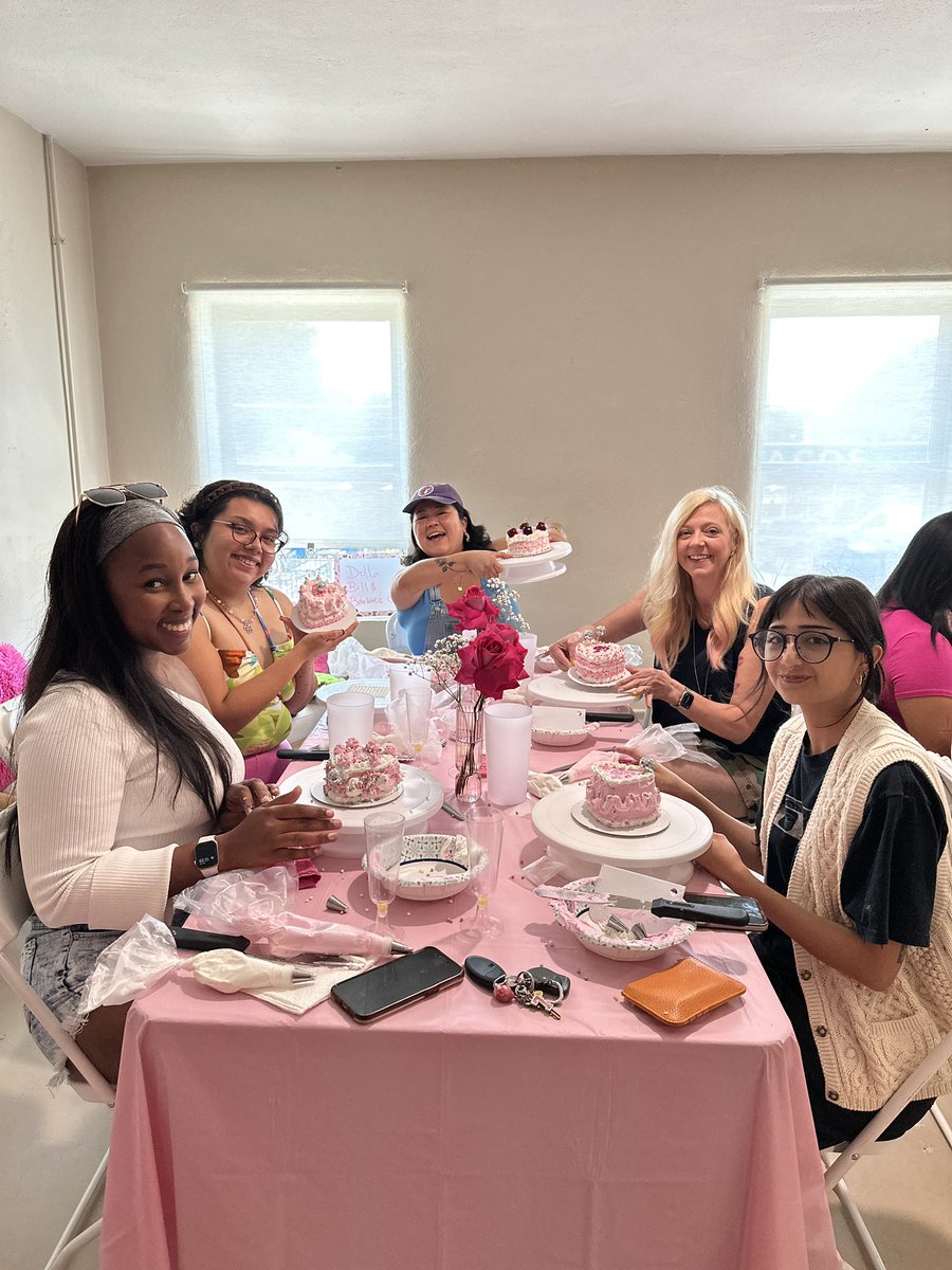 azucardallas's tweet image. Still can’t get over how much fun we had at our @Barbie cake class! 💗

#dallasevent #Barbie #cakeclass