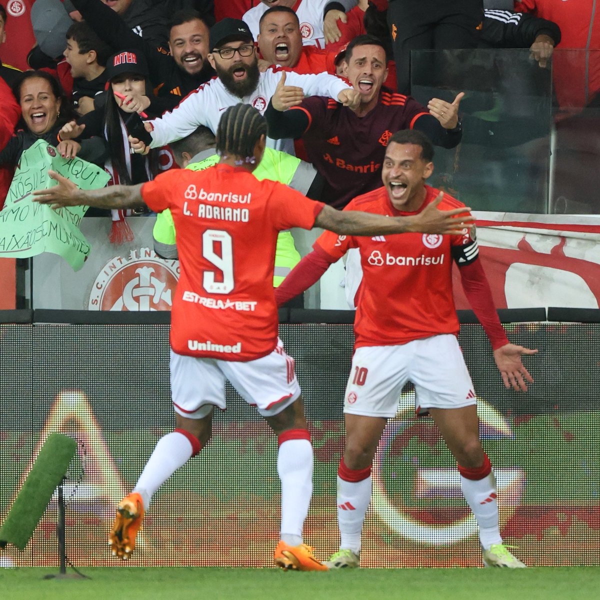 Eu chegando no trabalho hoje e encontrando o parceiro colorado: 🤗🇦🇹 #LibertaNossaLoucura