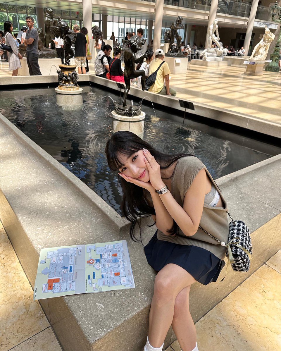 SNSD_0805's tweet photo. [INSTAGRAM] tiffanyyoungofficial:

birthday lunch at the museum 🍪

https://t.co/smW1fZGpq4 https://t.co/mzbtaikxsB