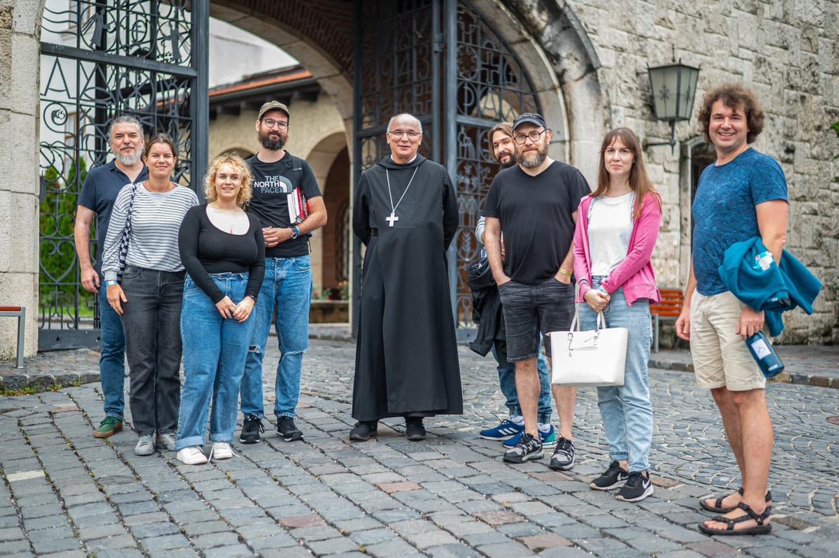 G_Schell_'s tweet photo. Találkozás Hortobágyi Cirill pannonhalmi főapáttal a MOME IxD_CAMP_2023-ban, ahol a szakrális UX és spirituális design volt a téma. 
Fotó: MOME Open
Schell Gergely https://t.co/xSlreuqYSP
