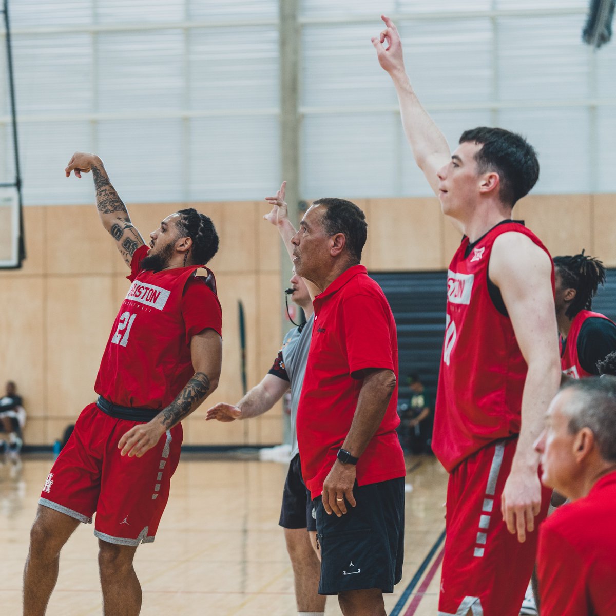 UHCougarMBK's tweet photo. Time for more photos from Australia by @lukebutler0
Check out our pics vs 🇦🇺
👀 📸 👀 – https://t.co/RnIS0kLdIC
#CoogsAbroad
#ForTheCity x @GoCoogs https://t.co/fzU5XcZHhB