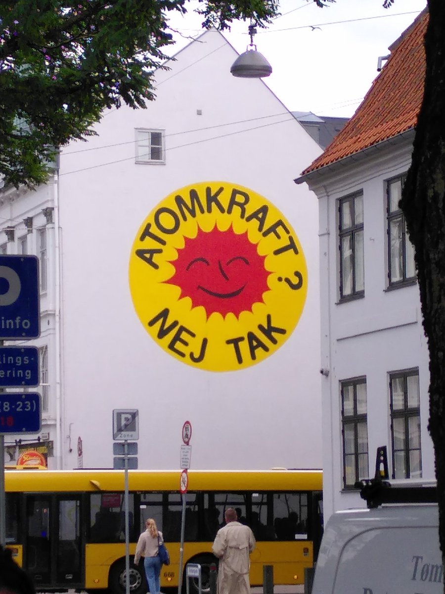 EprNonGrav's tweet photo. Au Danemark, on affiche fièrement ses valeurs 👍☢️ (aucun trucage, vraie peinture murale)
#StopNuke #nucleaire
#NucleaireNonMerci https://t.co/XwvFoSYorF