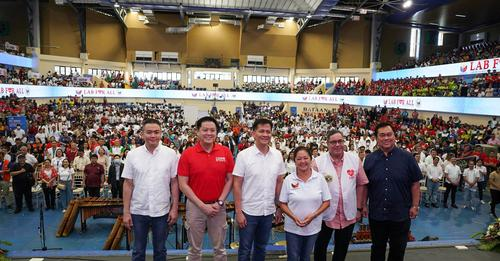 First Lady Liza Marcos attended the launching of medical caravan dubbed “LAB For All” in Balanga City. 
#LABforAll #FirstLadyLizaMarcos #LizaMarcos #FreeMedicalConsultation #1bataan