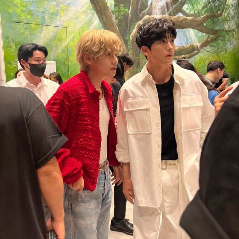 vminiecats's tweet photo. Taehyung es re alto pero a la par de alguien del wooga squad siempre se ve chiquito 🥺 https://t.co/V7ZAKsEnMT