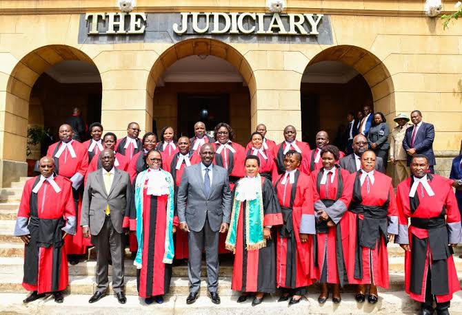 Let us express a vote of no confidence with the Judiciary through Signing of a petition through Retweeting and Liking this post let's get to 5k likes and 2k retweets to say we have no confidence in the judiciary. The judiciary has been bought by the Executive