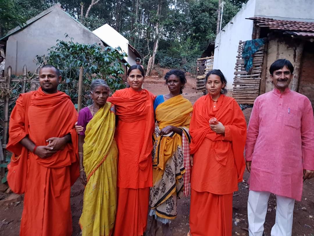 #विश्व_आदिवासी_दिवस की हार्दिक शुभकामनाएं 
BR hills Karnataka में सोलिगा आदिवासियों के साथ बिताए हुए यादगार पल ।
<a href="/Akash_bst/">आकाश</a> <a href="/Anand_arya246/">Anand Arya patanjali</a> <a href="/Basant_Khedia/">Basant Khedia</a> <a href="/DrJaideepArya/">Dr Jaideep Arya जयदीप आर्य</a> <a href="/EastMpys/">Madhu Bala MPYS Prayagraj UP East</a> <a href="/HaribanshShukl4/">हरिबंश शुक्ल🇮🇳राष्ट्रभक्त_सोशल_योगी</a> <a href="/rakesh_bstpyp/">भारत</a> <a href="/Sanjivani_MPYS/">Sanjivani_MPYS #SocialYogi</a> <a href="/SunitaS42391107/">सुनीता 🙏🌹🇮🇳 जीवन का आधार है योग</a> <a href="/lalurajpurohet/">लाल सिह राजपुरोहित</a> <a href="/KaulRajesh59/">Rajesh Kumar</a>