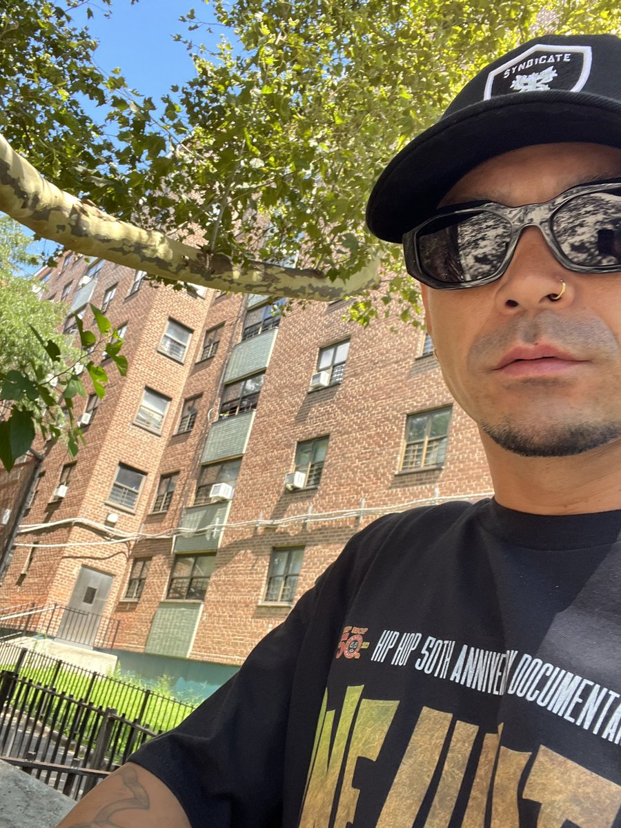 simon_jap's tweet image. HIP HOPの歴史を知るブロンクスの伝説のOG"Grand Master Caz"のプロジェクトで色々話を聴く事が出来ました🔥この文化を語る上で重要な数々の映画や現場には、必ずと言って良い程その名前が挙げられる彼と会えてめちゃくちゃ光栄！！

Big Up @DJYUTAKA 🤘🙏🤘

#hiphop50 #oneunity #grandmastercaz