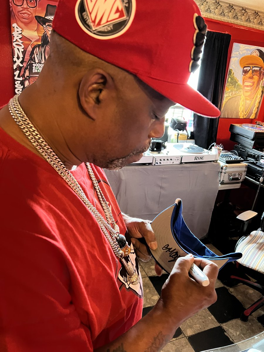 simon_jap's tweet image. HIP HOPの歴史を知るブロンクスの伝説のOG"Grand Master Caz"のプロジェクトで色々話を聴く事が出来ました🔥この文化を語る上で重要な数々の映画や現場には、必ずと言って良い程その名前が挙げられる彼と会えてめちゃくちゃ光栄！！

Big Up @DJYUTAKA 🤘🙏🤘

#hiphop50 #oneunity #grandmastercaz