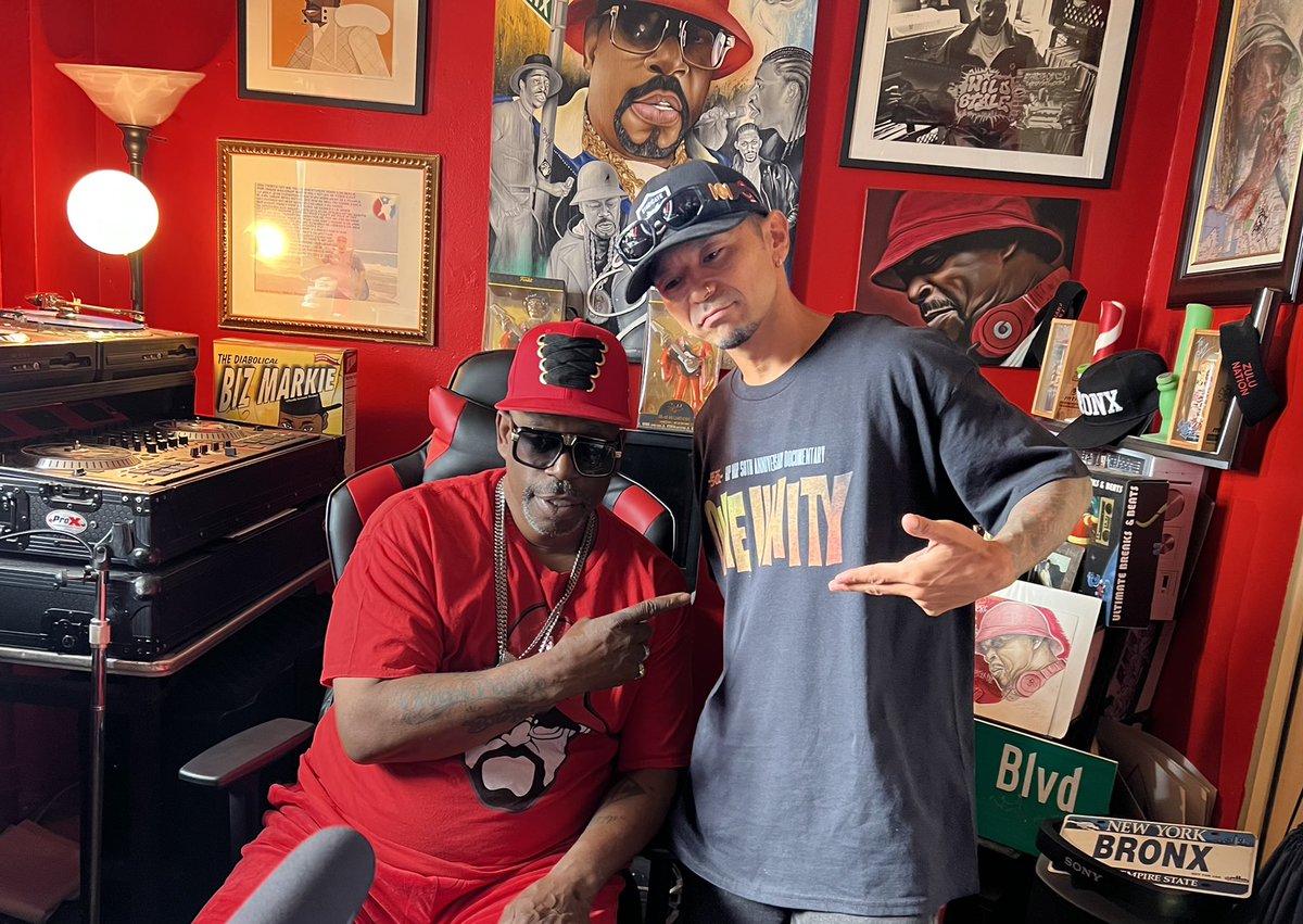 simon_jap's tweet image. HIP HOPの歴史を知るブロンクスの伝説のOG"Grand Master Caz"のプロジェクトで色々話を聴く事が出来ました🔥この文化を語る上で重要な数々の映画や現場には、必ずと言って良い程その名前が挙げられる彼と会えてめちゃくちゃ光栄！！

Big Up @DJYUTAKA 🤘🙏🤘

#hiphop50 #oneunity #grandmastercaz