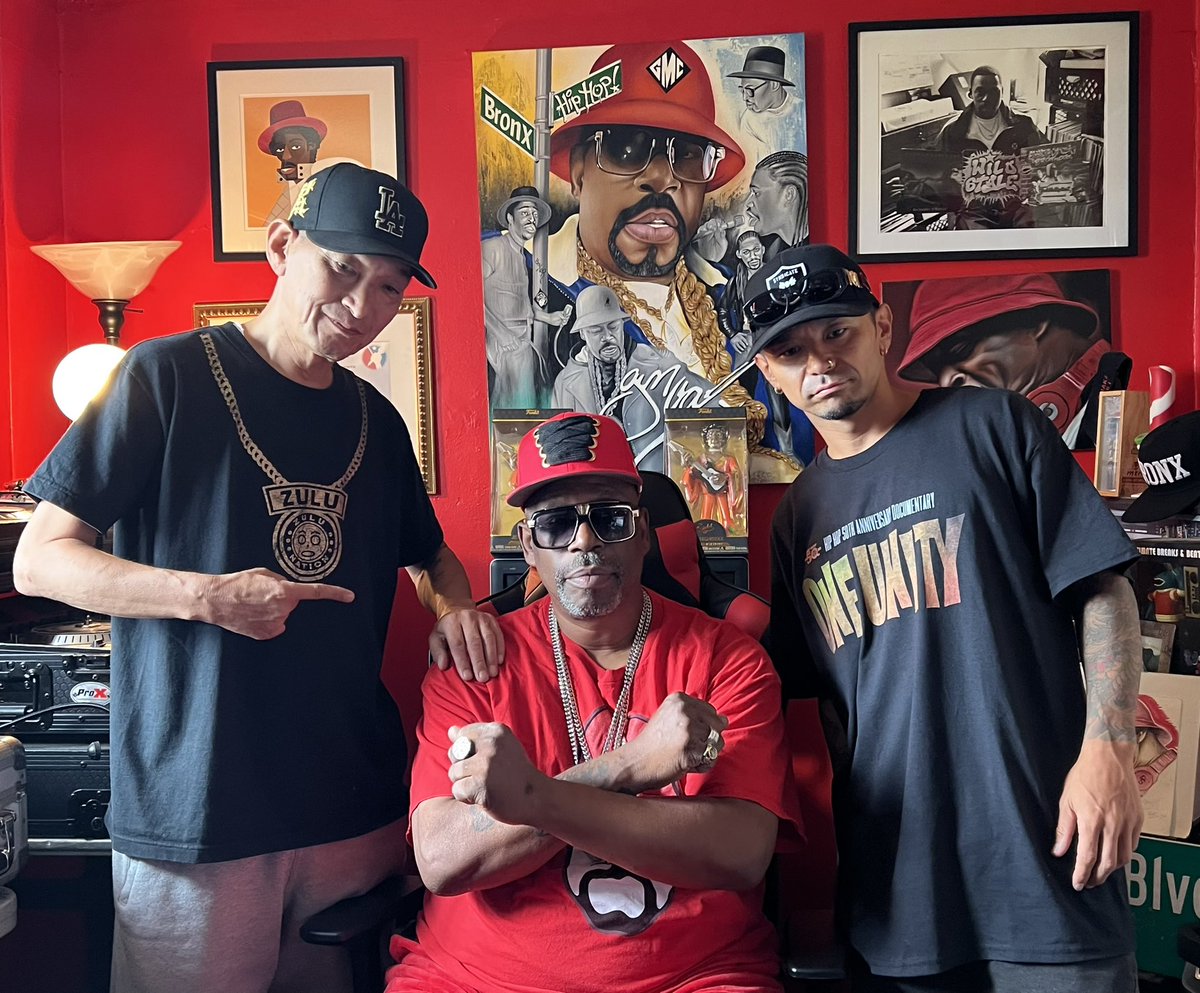 simon_jap's tweet image. HIP HOPの歴史を知るブロンクスの伝説のOG"Grand Master Caz"のプロジェクトで色々話を聴く事が出来ました🔥この文化を語る上で重要な数々の映画や現場には、必ずと言って良い程その名前が挙げられる彼と会えてめちゃくちゃ光栄！！

Big Up @DJYUTAKA 🤘🙏🤘

#hiphop50 #oneunity #grandmastercaz